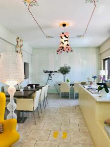 圣加利尼Rozmari and Spa的厨房以及带桌椅的用餐室。