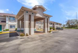 奥马哈Quality Inn & Suites West Omaha - NE Linclon的大楼前的停车场