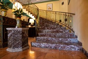 陶尔米纳陶尔米纳公园酒店的水晶房子里的一套楼梯