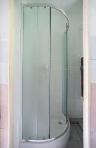 塞米利Chatička - Spálov的浴室里设有玻璃门淋浴