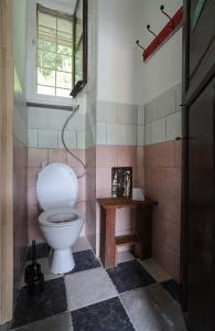 塞米利Chatička - Spálov的一间带卫生间和窗户的浴室
