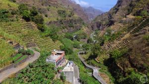 Ribeira Grandecasa xoxo的享有高山的空中景色,设有房屋和道路