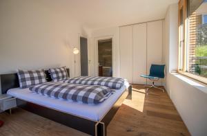阿罗萨Salis 06 by Arosa Holiday的一间卧室配有一张床和一把椅子
