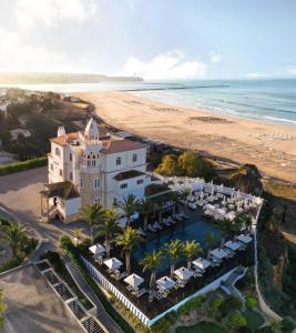 波尔蒂芒贝拉维斯塔酒店&Spa - 休闲&城堡的享有酒店和海滩的空中景致