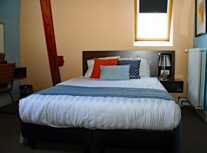 栋恩别墅酒店的一间卧室配有一张带色彩缤纷枕头的大床