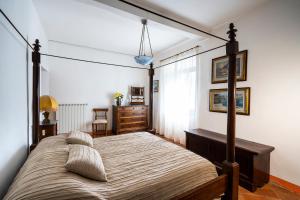 VillorePoggio a Sieve的一间卧室配有一张天蓬床和梳妆台