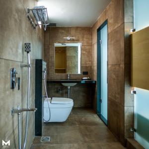 赖布尔THE M HOTEL的一间带卫生间和水槽的浴室