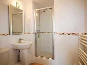 贝辛斯托克The Elm @ Short Stays的白色的浴室设有水槽和淋浴。