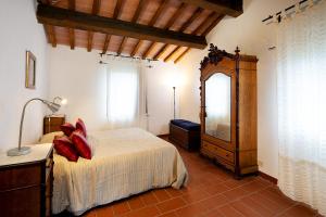 VillorePoggio a Sieve的一间卧室配有一张带红色枕头的床