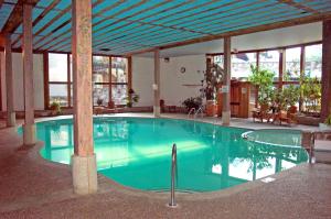 普莱西德湖金箭湖畔度假酒店的大型建筑中的大型游泳池