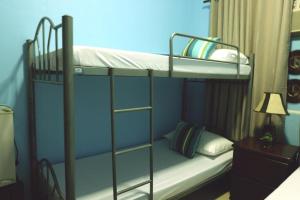 麦克坦马丹中途停留旅舍的一间卧室配有两张双层床和一盏灯。