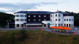 布尔诺韦尔卡凯多福卡酒店的一座大建筑前面有橙色的伞