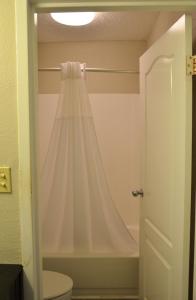 奥兰多Opal Hotel & Suites的浴室内挂着白色的浴帘