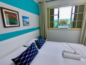 瓜拉派瑞Pousada Mar E Mata的一间卧室配有蓝色和白色的床