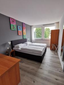 汉诺威Plaza Inn Hannover City Nord的一间卧室设有一张大床和一个窗户。