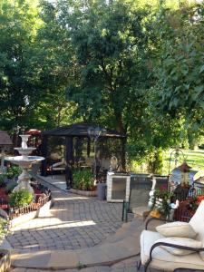 蒙特利尔Chez dany的一个带凉亭和喷泉的花园