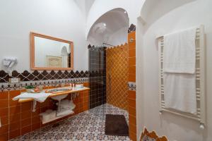 波西塔诺CASA CAPRILE POSITANO的一间带水槽和淋浴的浴室