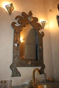 马拉喀什里亚德洛斯亚摩洛哥传统庭院住宅的浴室水槽上方墙上的镜子