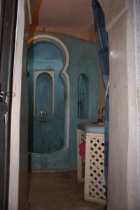 马拉喀什里亚德洛斯亚摩洛哥传统庭院住宅的客房设有带水槽和镜子的浴室