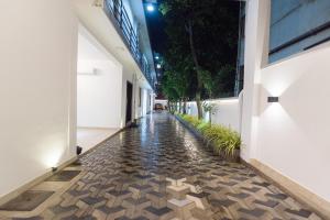 科伦坡Viveka Hotel Colombo的一条空洞的走廊,有鹅卵石地板