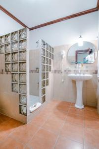 戈尔菲托罗兰戈尔菲托度假酒店的一间带水槽和淋浴的浴室