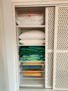 圣卢西亚岛Studio Pedras d'el Rei的衣柜里装满了许多毛巾和枕头