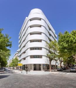 马贝拉Hotel Lima - Adults Recommended的城市街道上树木繁茂的白色建筑