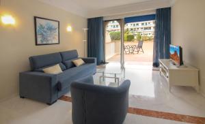 拉克鲁斯Apartamento Vista Lotos的客厅配有蓝色的沙发和桌子