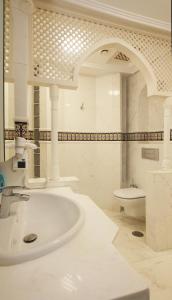 拉克鲁斯Apartamento Vista Lotos的白色的浴室设有水槽和卫生间。