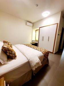 海米斯穆谢特Passion Hotel Villas的一间卧室配有一张大床和一个白色的橱柜