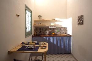 特拉帕尼Case Vacanze "Residenze Trapanesi"的一间小厨房,内设一张桌子