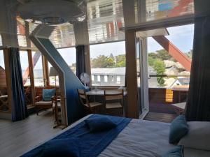 提赫嘎它尔海洋酒店的一间卧室配有一张床,阳台配有桌子