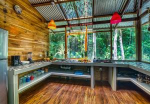 别霍港Congo Bongo EcoVillage Costa Rica的树屋的厨房,带有木墙