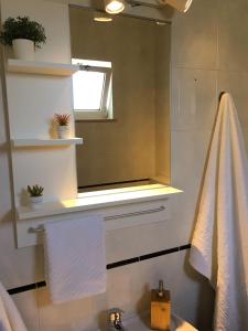卡拉帕泰拉Carrapateira Lodge的一间带水槽、窗户和毛巾的浴室