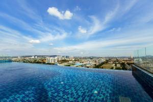 梳邦再也Da Men Sunway Subang By ODY Suites的一座城市建筑顶部的游泳池