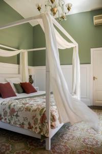 巴古尔Hotel Aiguaclara的一间卧室配有一张带天蓬的床