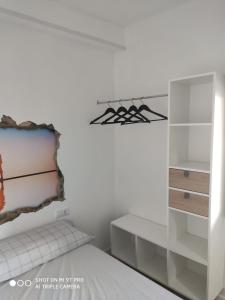 阿尔么丽亚La Burbuja的白色的客房配有床和炉灶。