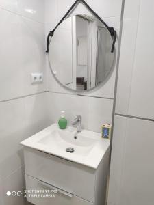 阿尔么丽亚La Burbuja的白色的浴室设有水槽和镜子