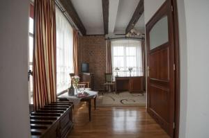 奥斯特罗维茨波德帕罗文赛酒店的一间钢琴客房和一间带窗户的客厅