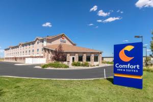 拉勒米Comfort Inn & Suites Near University of Wyoming的前面有标志的建筑