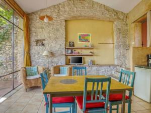 Ponet-et-Saint-AubanCosy holiday home with garden的厨房以及带桌椅的用餐室。