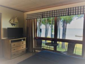 贝利斯港Square Rigger Harbor Motel的一间卧室设有大窗户,享有水景