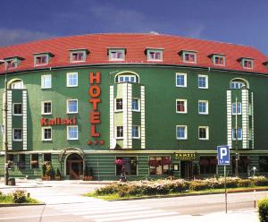 斯拉百斯卡利斯基酒店的一座大型绿色建筑,设有红色屋顶