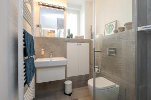 柏林4 Personen Altbau Apartment nahe Kurfürstendamm - Romeo & Julia的一间带水槽、卫生间和镜子的浴室