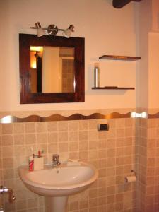 孔韦尔萨诺Lovely Stone House Conversano Puglia的一间带水槽和镜子的浴室