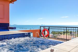 埃尔利海滩降灵岛马提尼克度假酒店的一座背景海洋的游泳池