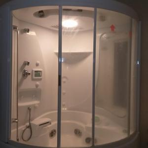伊拉克里萨Maisonette Lux, Up 10 persons的浴室里设有玻璃门淋浴