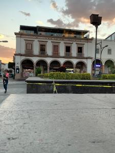 Ciudad HidalgoCasa Hidalgo的街上的建筑物,有人走过