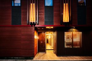 东京和诚挚宾馆的走廊通往带门的大楼