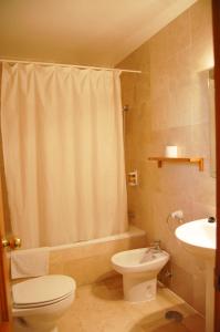 普韦布洛·纽沃·德·加德德拉戈旅馆的浴室设有卫生间水槽和淋浴帘